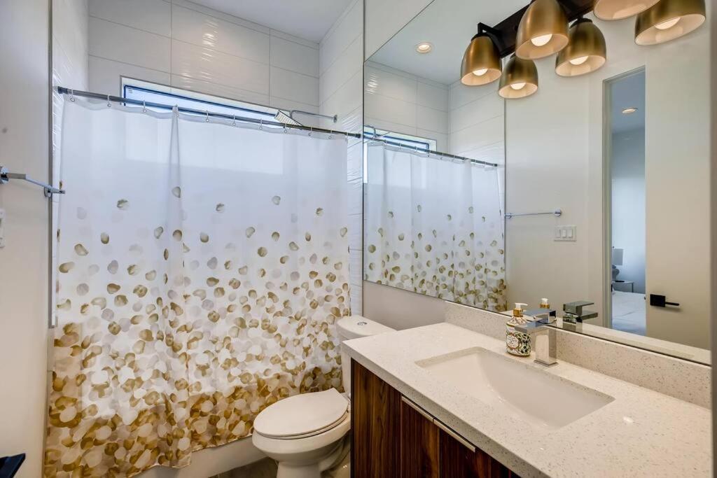 4 Story Home Mins To Downtown Houston With City Views Extérieur photo