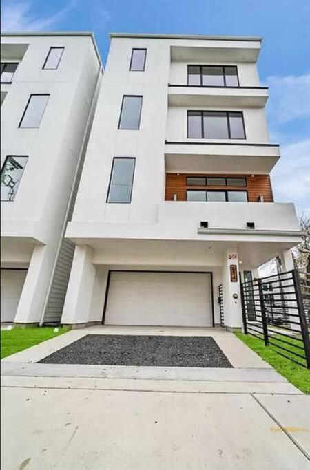 4 Story Home Mins To Downtown Houston With City Views Extérieur photo