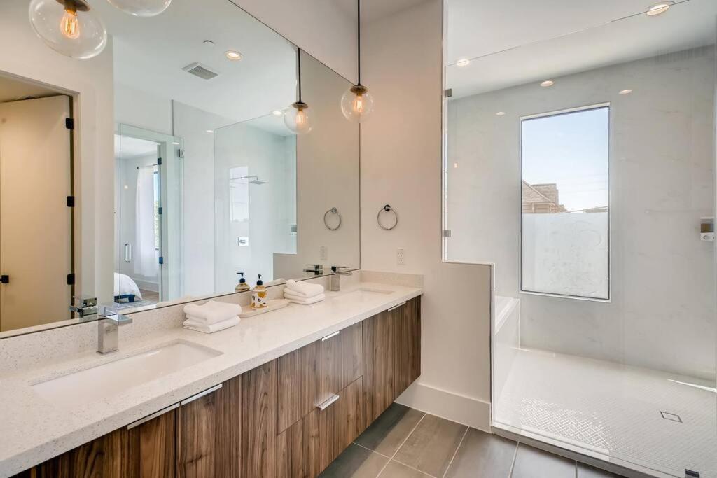 4 Story Home Mins To Downtown Houston With City Views Extérieur photo