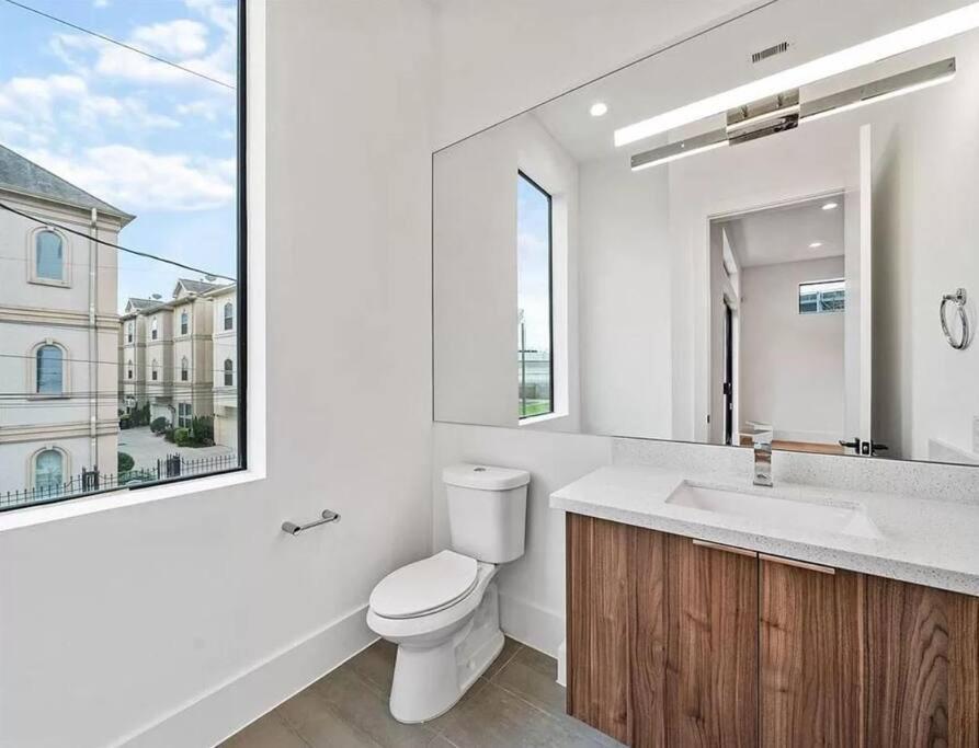 4 Story Home Mins To Downtown Houston With City Views Extérieur photo