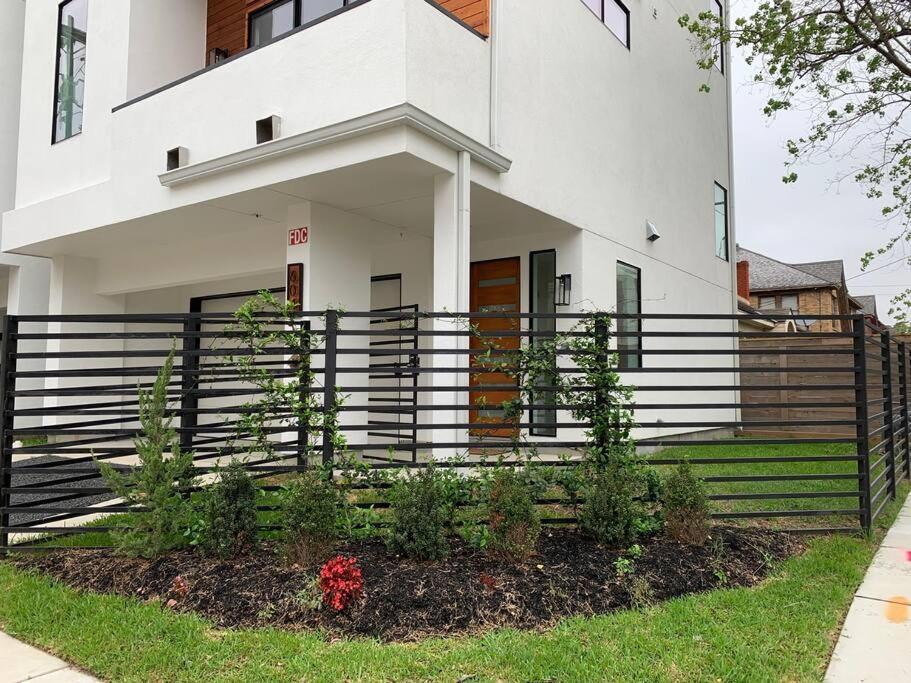 4 Story Home Mins To Downtown Houston With City Views Extérieur photo